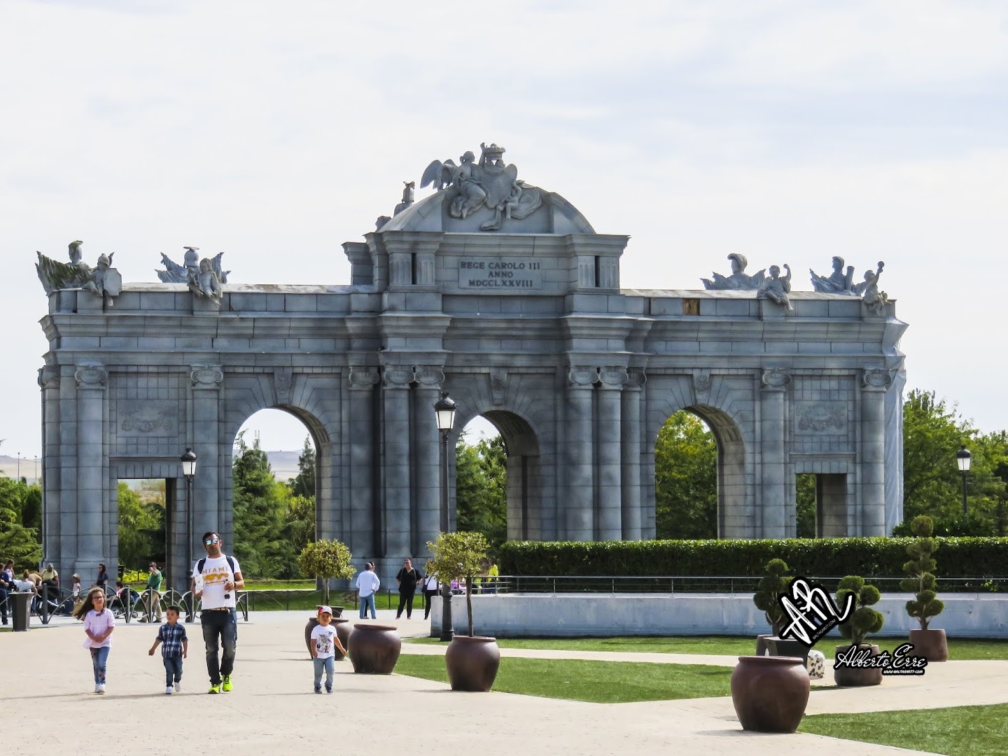 🌍 Lugar: Parque Europa (plan diferente en Madrid con réplicas de monumentos)